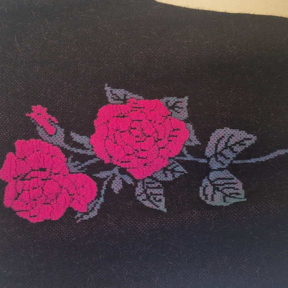 Vtg Northern Isles Black Short Sleeve Knit Sweater w/ Vibrant Pink Rose Floral - Picture 3 of 6